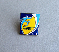 Отдается в дар Значок FIFA