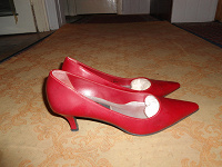 Отдается в дар красные туфли с узким носком