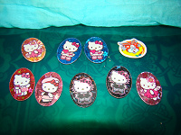 Hello Kitty магниты из шоколадных яиц.