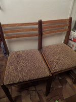 Отдается в дар Два деревянных стула с тканевой коричневой обивкой