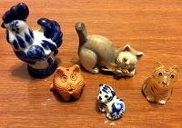 Отдается в дар Статуэтки: коты и тигры керамические и петух (гжель)