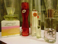 Отдается в дар женские парфюмы — остатки в родных флаконах