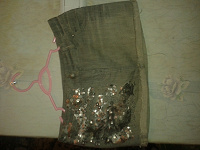Отдается в дар Серая джинсовая коротенькая юбочка с красивым вышитым рисунком.
