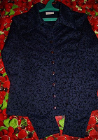Отдается в дар Женская блузка темно-синего цвета с цветочным орнаментом