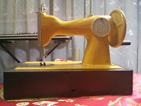 Отдается в дар детская швейная машинка