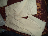 Отдается в дар белые брюки 42-44 размера