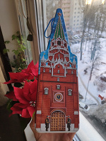 Отдается в дар Жестяные коробки в виде Кремлевской башни