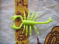 Отдается в дар игрушка — салатовый скорпион