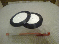 Отдается в дар 2 рулончика черной атласной ленты (ширина 6 и 12 мм)