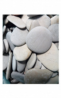Отдается в дар Несколько вёдер плоских камней (3-6 см) для интерьера или сада