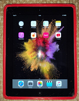 Отдается в дар iPad 2012 года с с трещинами на экране и аксессуарами