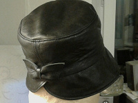 Отдается в дар Шляпка (шапочка) 54р из очень мягкой, тонкой и качественной кожи в прекрасном состоянии
