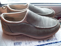 Отдается в дар Серые замшевые прогулочные туфли 39 40 размер