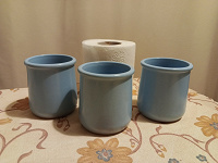Отдается в дар Три керамические емкости в голубой эмали.