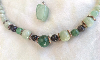 Ожерелье со светло-зеленым камнем
