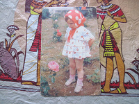 Отдается в дар открытка с девочкой и розой, 1968г