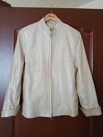 Отдается в дар Куртка-пиджак женская из кожзама, размер 46, рост 160-168см, отличное состояние.