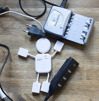 Отдается в дар USB-концентраторы, зарядка для ак. баттареек, картридер.