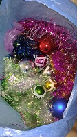 Отдается в дар Новогодняя мишура, дождик, пластиковые шары, какие-то растяжки