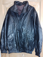Отдается в дар Легкая мужская куртка из натуральной кожи. Есть теплая съемная подкладка на молнии. Размер 46-48