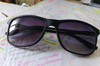Отдается в дар Новые солнцезащитные очки с красной полоской — стильно, неброско (:
