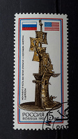 Отдается в дар Памятник Колумбу. Почтовая марка России, 1992.