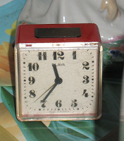 Отдается в дар Часы-будильник СССР ( не работают)