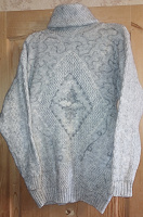 Отдается в дар Красивый плотный женский свитер с высоким воротом (тройной). Оригинальные расцветка и рисунок вязки с люрексом. Размер 48-50