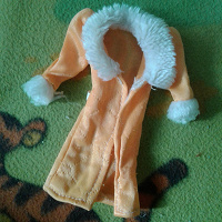 Отдается в дар Пальто кукольное оранжевое Типа на барби