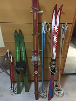 Отдается в дар Старенькие лыжи, 3 комплекта