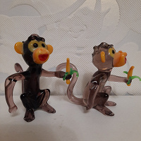 Отдается в дар Стеклянные статуэтки обезьянки.