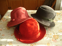 Отдается в дар Фетровые женские шляпы (3шт)
