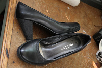 Отдается в дар Женские кожаные туфли, 37 размер. Три пары