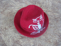 Отдается в дар Красная шляпа с милой кошечкой.