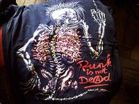 Отдается в дар Футболка 42-44 р-р Punks not Dead