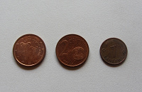 Отдается в дар монеты евро (Кипр) и сантим (Латвия)