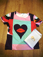 Отдается в дар Женская футболка в стиле поп-арт, р-р 42-44, новая.