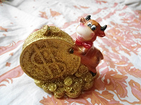Отдается в дар статуэтка бык с золотой монетой