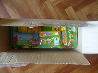 Отдается в дар коробка с детскими влажными салфетками и слюнявчиками одноразовыми.