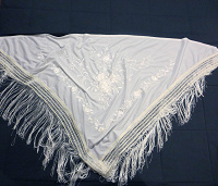 Отдается в дар Белая шаль с вышивкой
