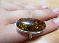 Отдается в дар Серебряное кольцо со вставкой из янтаря