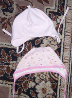 Отдается в дар шапочки на новорожденную девочку