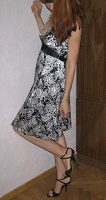 Отдается в дар Молодежное нарядное платье черное с белым(размер S-M) много фото со всех строн