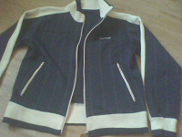 Отдается в дар Куртка-мастерка женская «Sprandi» р-р L, синего цвета с белой вставкой на рукавах.