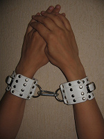 Отдается в дар Кожаные браслеты, типа «наручники»