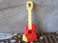 Отдается в дар Игрушка гитара.
