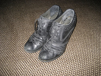 Отдается в дар Черные туфли-ботильоны, 39 размер