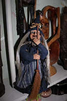 Отдается в дар Сувенирная кукла статуэтка на батарейках «Ведьма» 30 см.