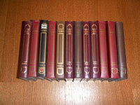 Отдается в дар Футляры для VHS кассет стилизованные под книги, бордовые, коричневые, красные и черный.