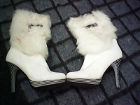 Отдается в дар Зимние кожаные белые сапоги с натуральным мехом, размер 38.